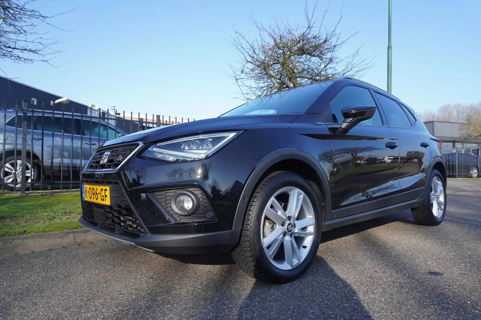 SEAT Arona 1.0 TSI 110pk DSG-7 FR Business Intense Plus Trekh Schwarz - 1