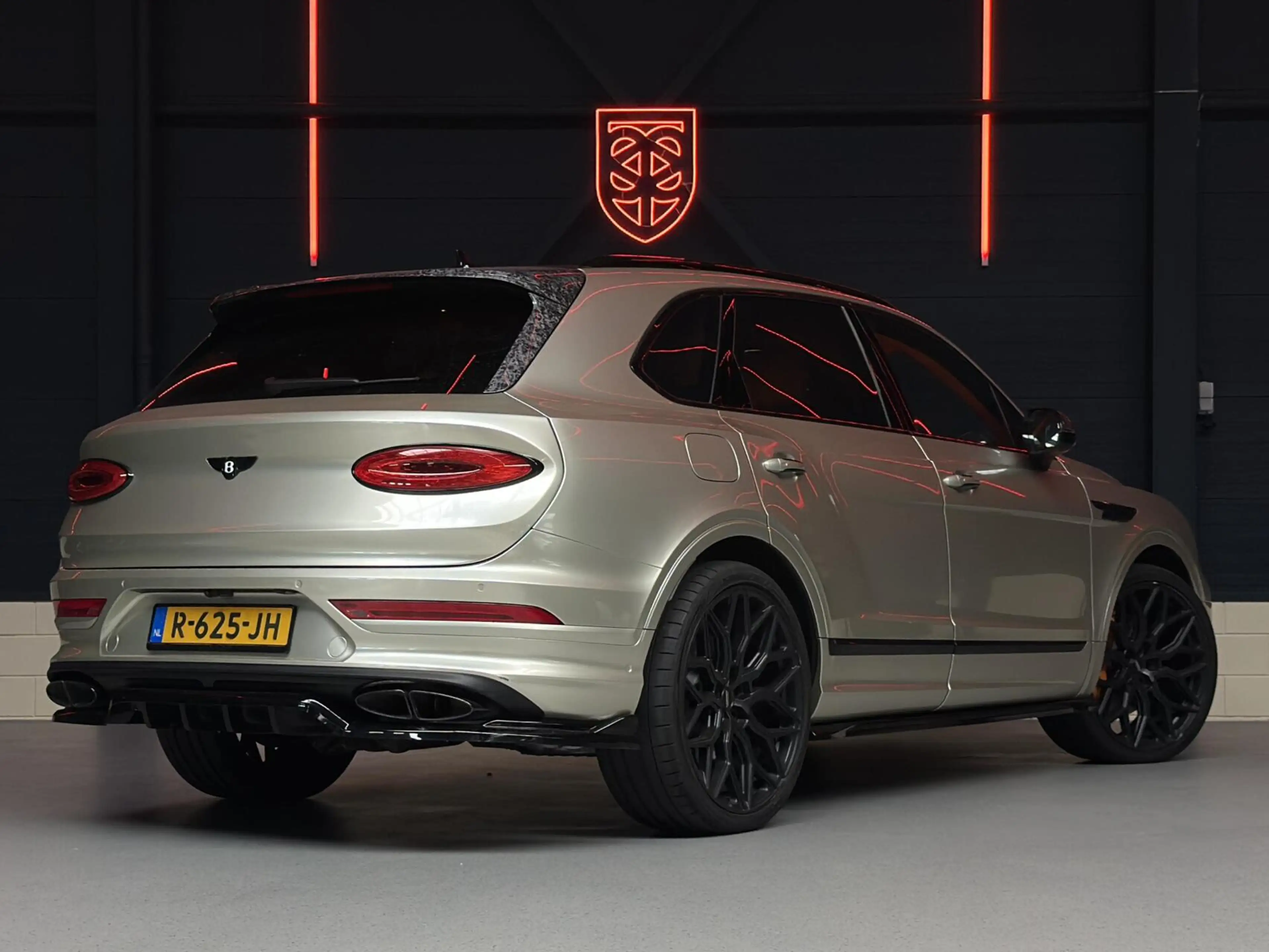 Bentley Bentayga 3.0 V6 Hybrid |CARBON|PANO|MASSAGE|24"VOSSEN — photo 2