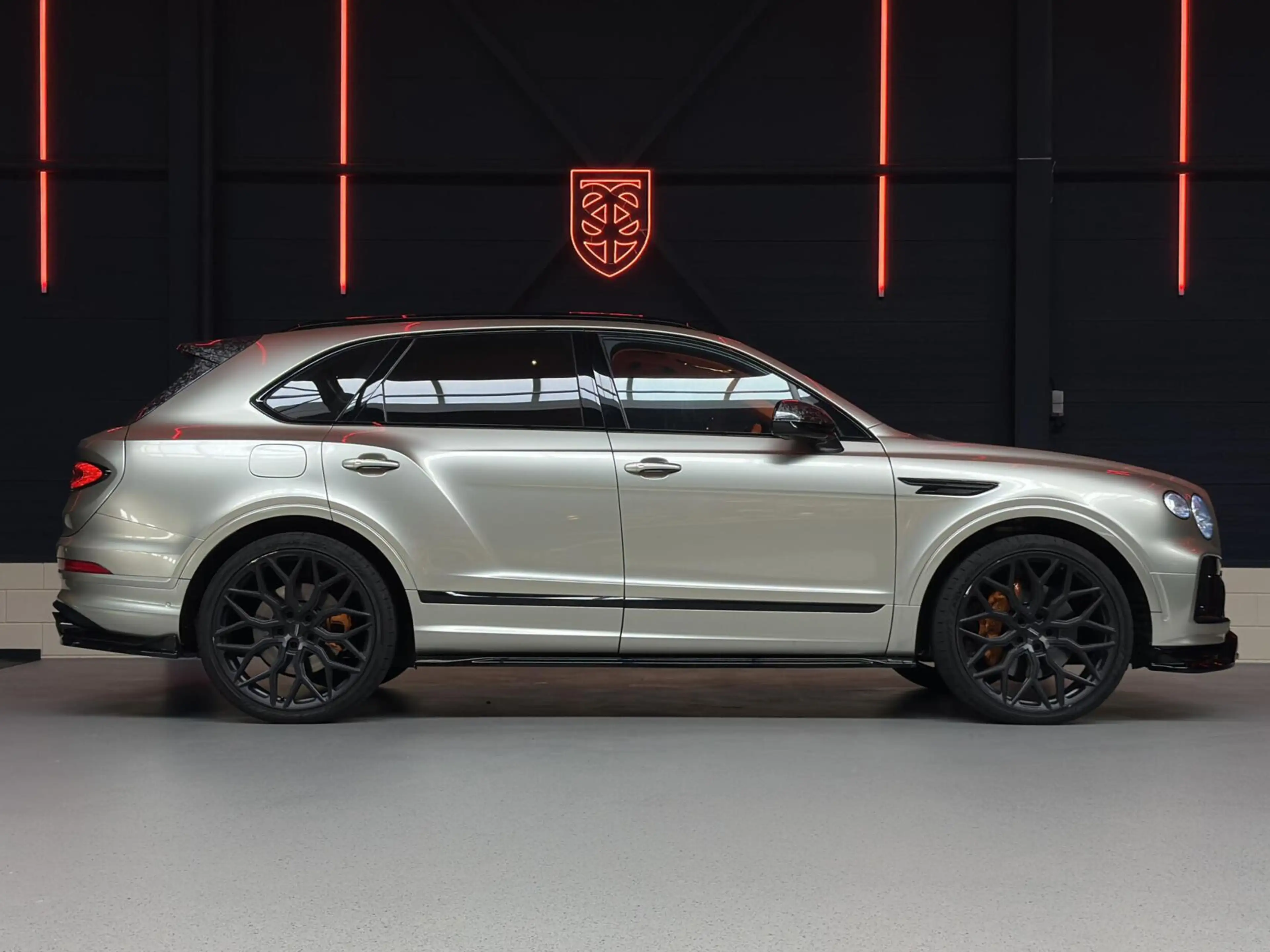 Bentley Bentayga 3.0 V6 Hybrid |CARBON|PANO|MASSAGE|24"VOSSEN — photo 3