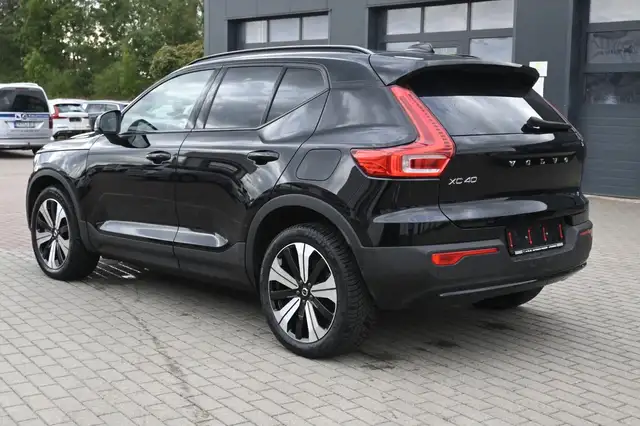 Volvo XC40 view 3