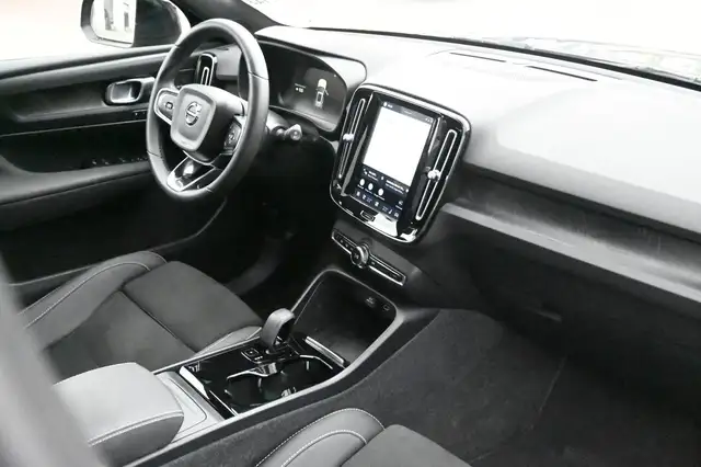 Volvo XC40 view 13
