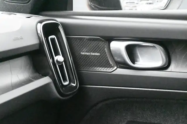 Volvo XC40 view 30