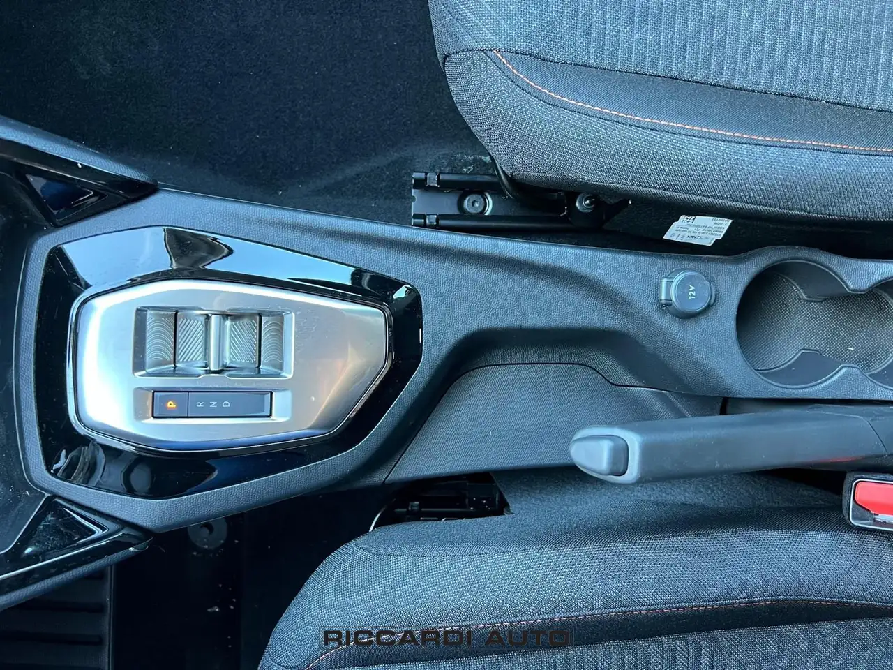 Peugeot 208 5P - Style Hybrid 110cv E-DCS6 17