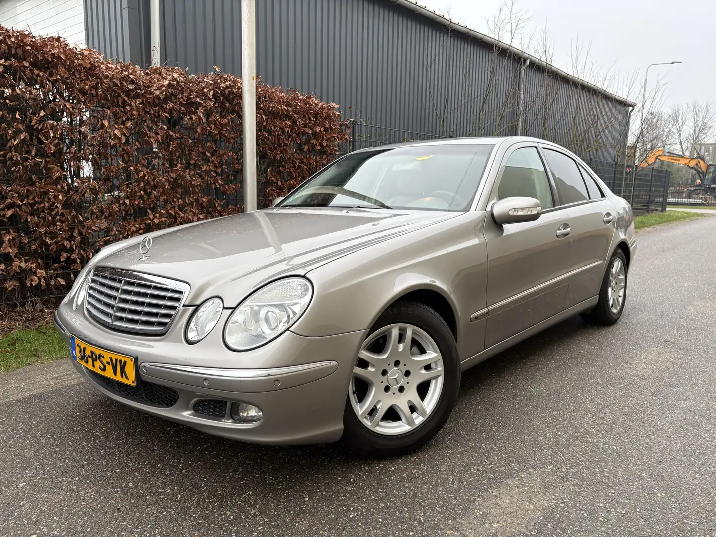 Mercedes-Benz E 240 Elegance / AUTOMAAT / LEER / NAVI / CRUISE Gris - 1