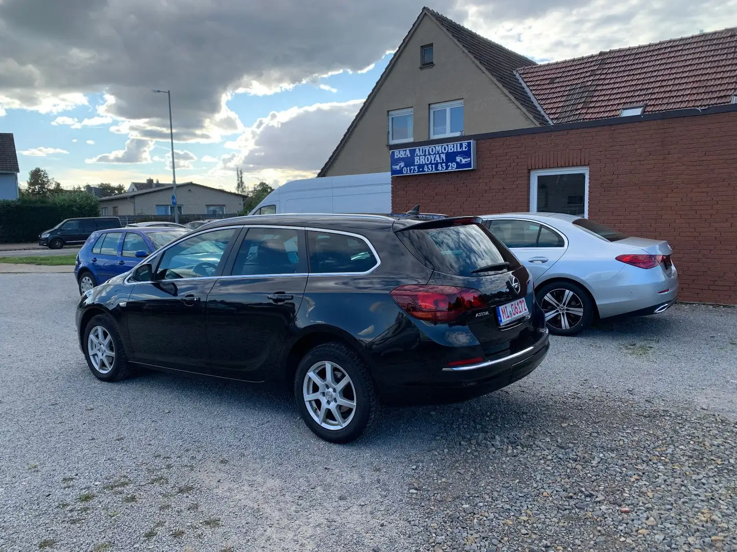 Opel Astra J Sports Tourer Exklusiv Schwarz - 1