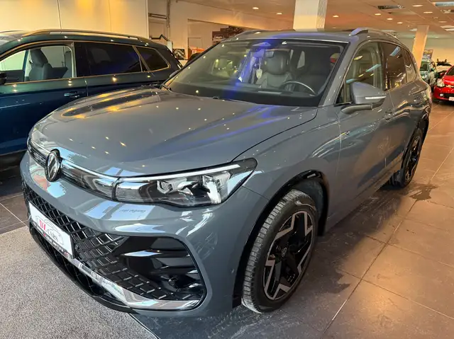 Volkswagen Tiguan view 4