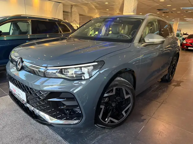 Volkswagen Tiguan view 3