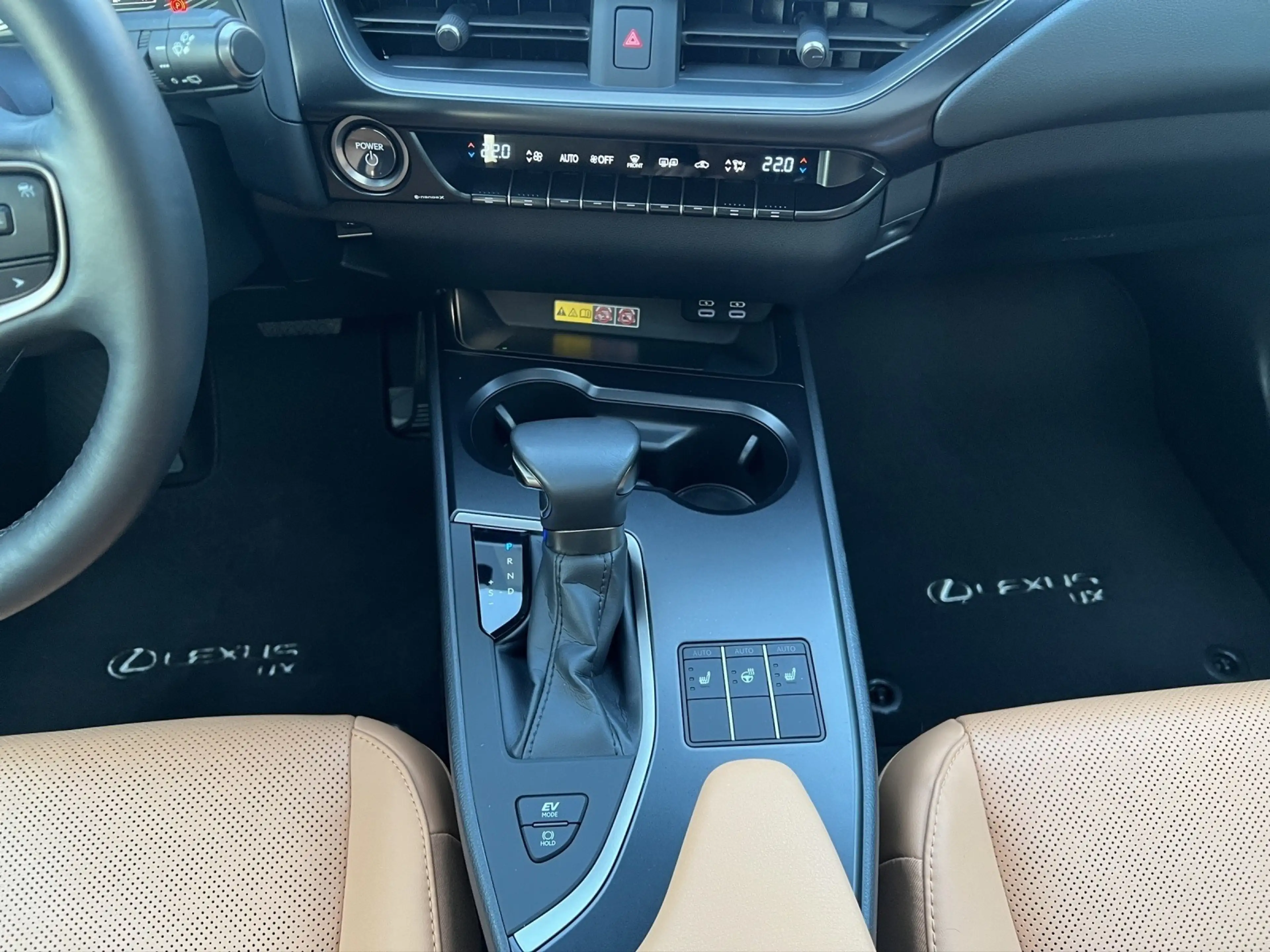 Lexus UX 250h 250h*EXECUTIVE*PANO*PREMIUM*1HD*PANO* HUD* — photo 14