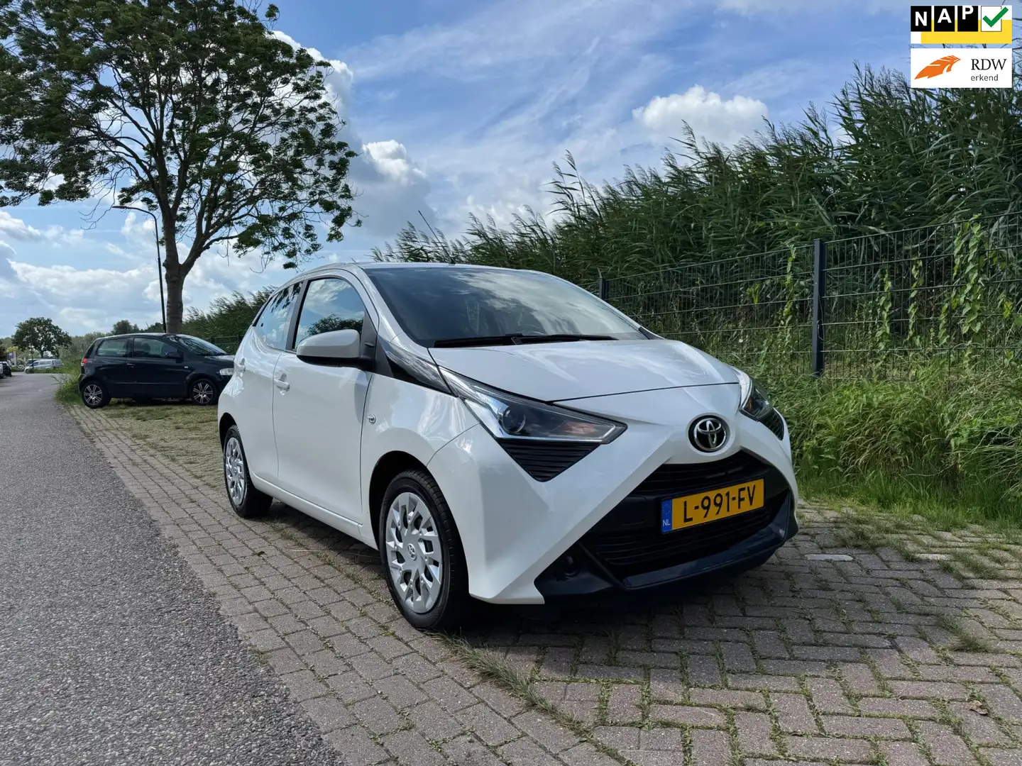 Toyota Aygo 1.0 VVT-i x-play, Camera, Apple CarPlay, Navigatie Wit - 1