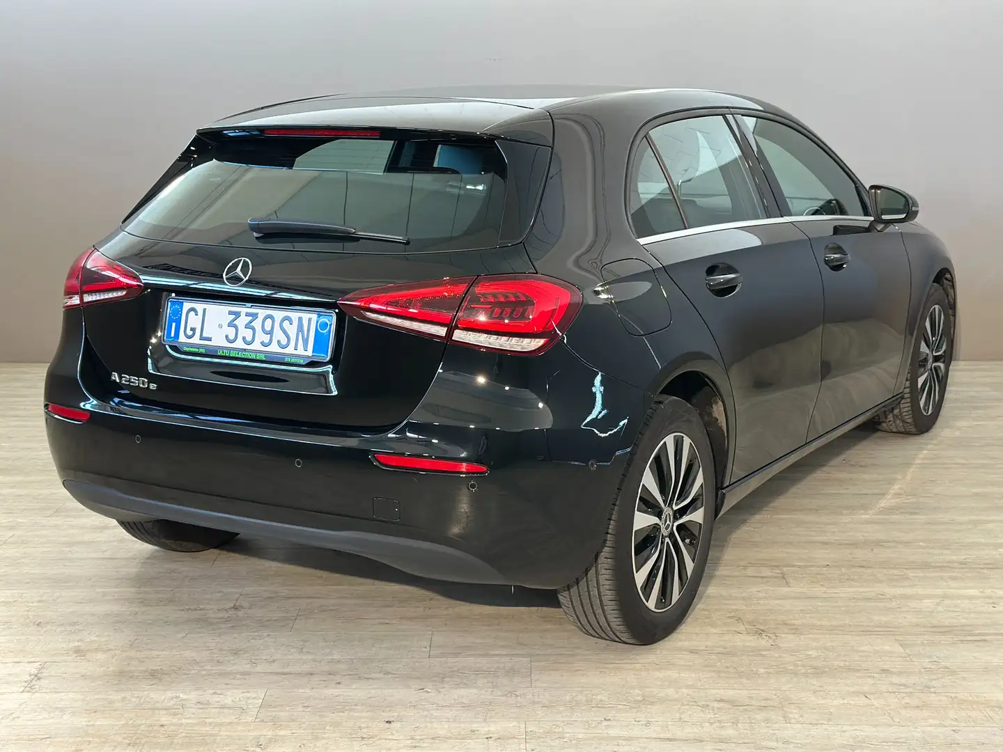 Mercedes-Benz A 250 e PHEV Sport auto Schwarz - 2