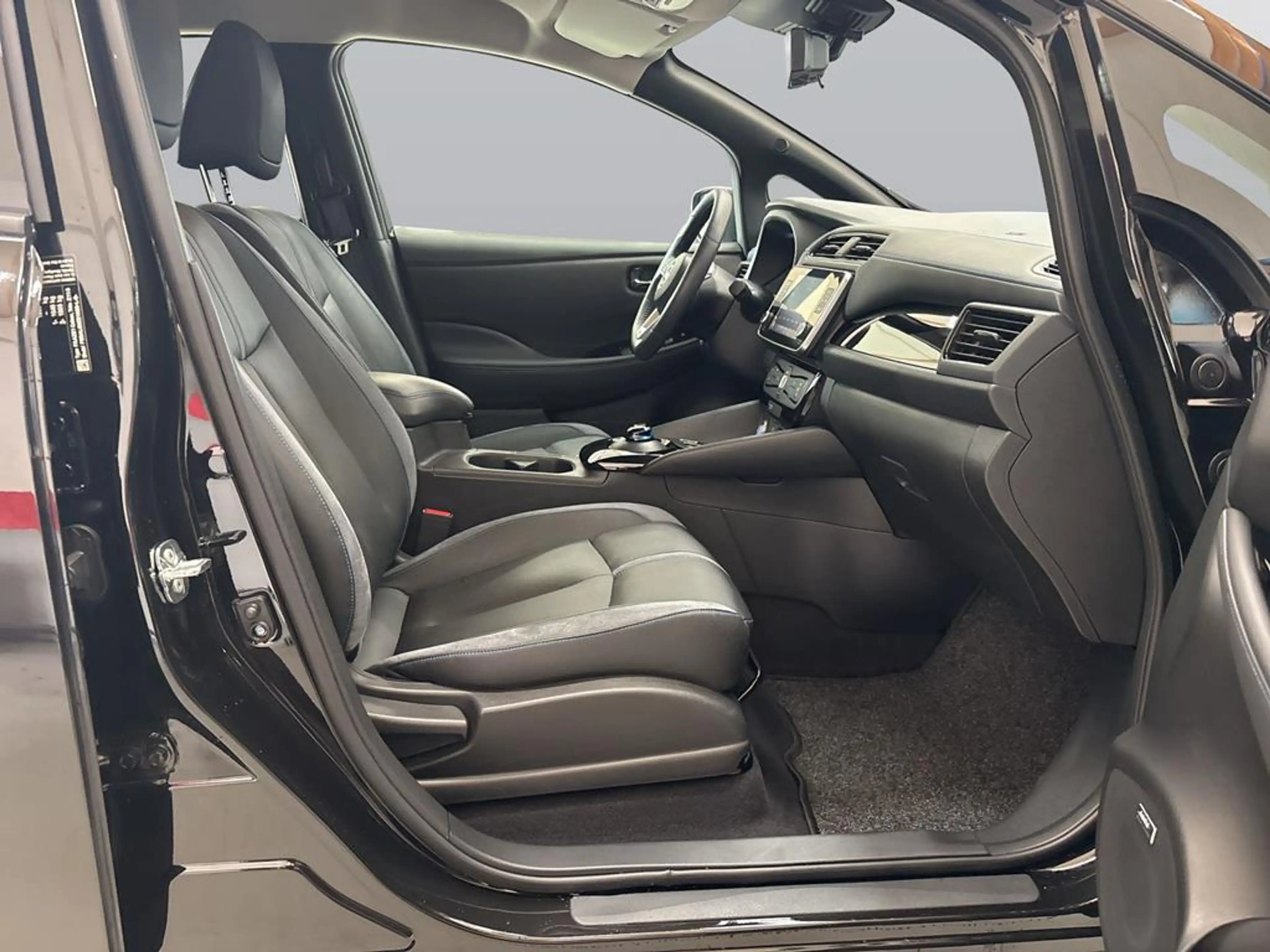 Nissan Leaf Tekna — photo 11