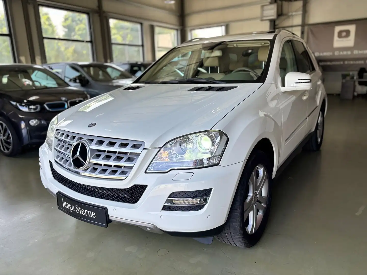 Mercedes-Benz ML 350 ML350 Sportpaket Navi+Camera/SD/H-K/Bi-Xenon/AHK Weiß - 1