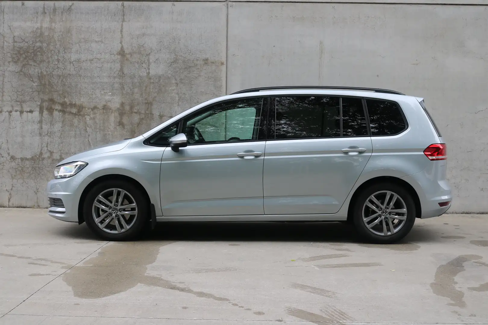 Volkswagen Touran 1.5 TSI / 7ZIT / APP / PSENS +CAM / TREKHAAK Zilver - 2