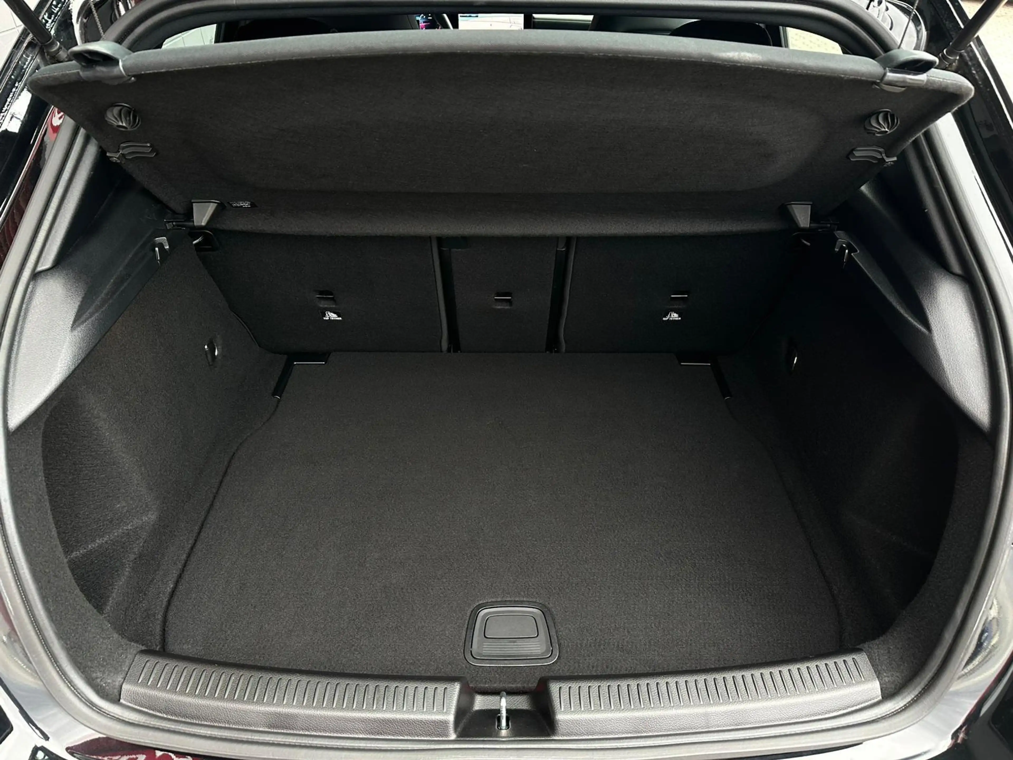 Mercedes-Benz A 200 d AMG VIRTUAL#SHZ#LED#CAM#NAVI#DISTRO#KEYLE — photo 7