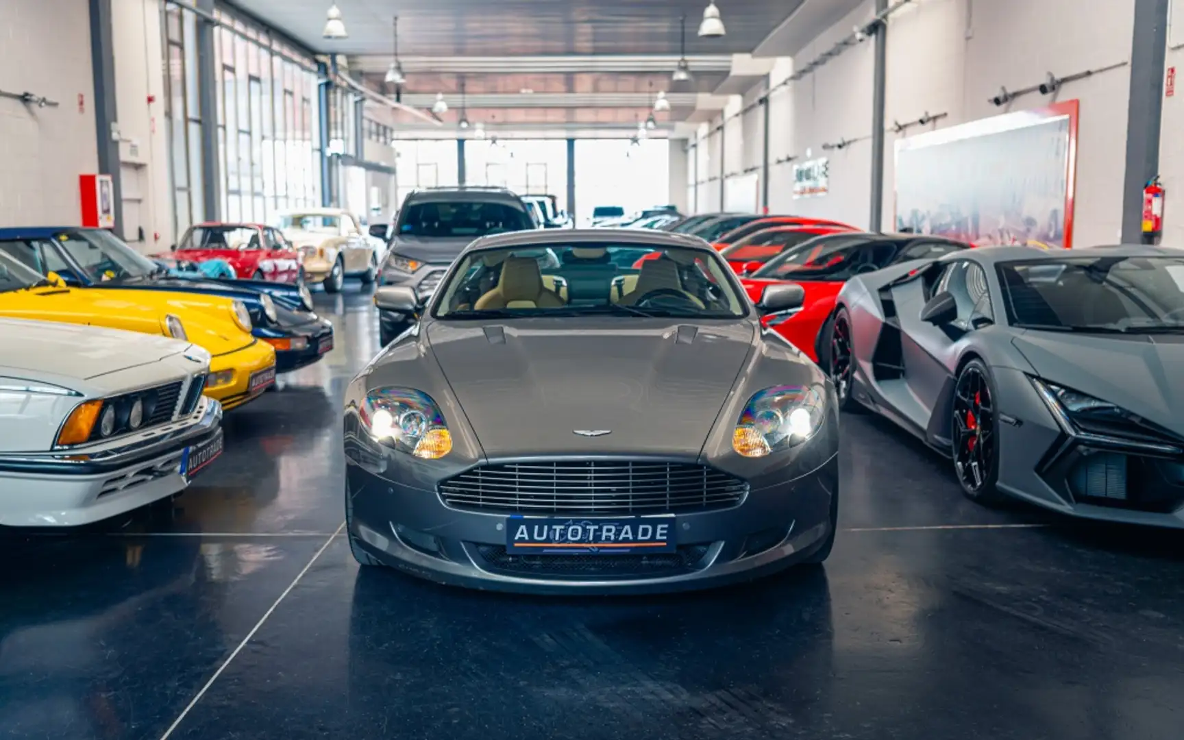 Aston Martin DB9 Touchtronic2 Срібний - 2