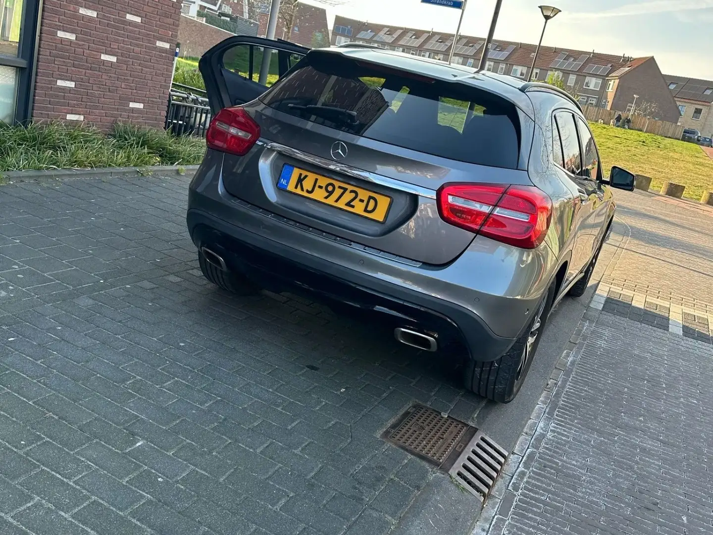 Mercedes-Benz GLA 200 Prestige Grijs - 2