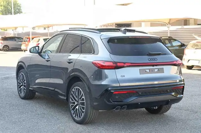 Audi Q5 view 4