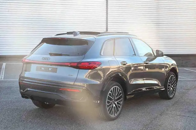 Audi Q5 view 3