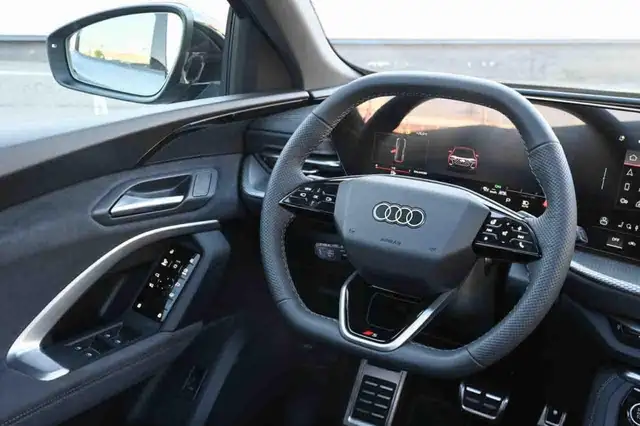 Audi Q5 view 11