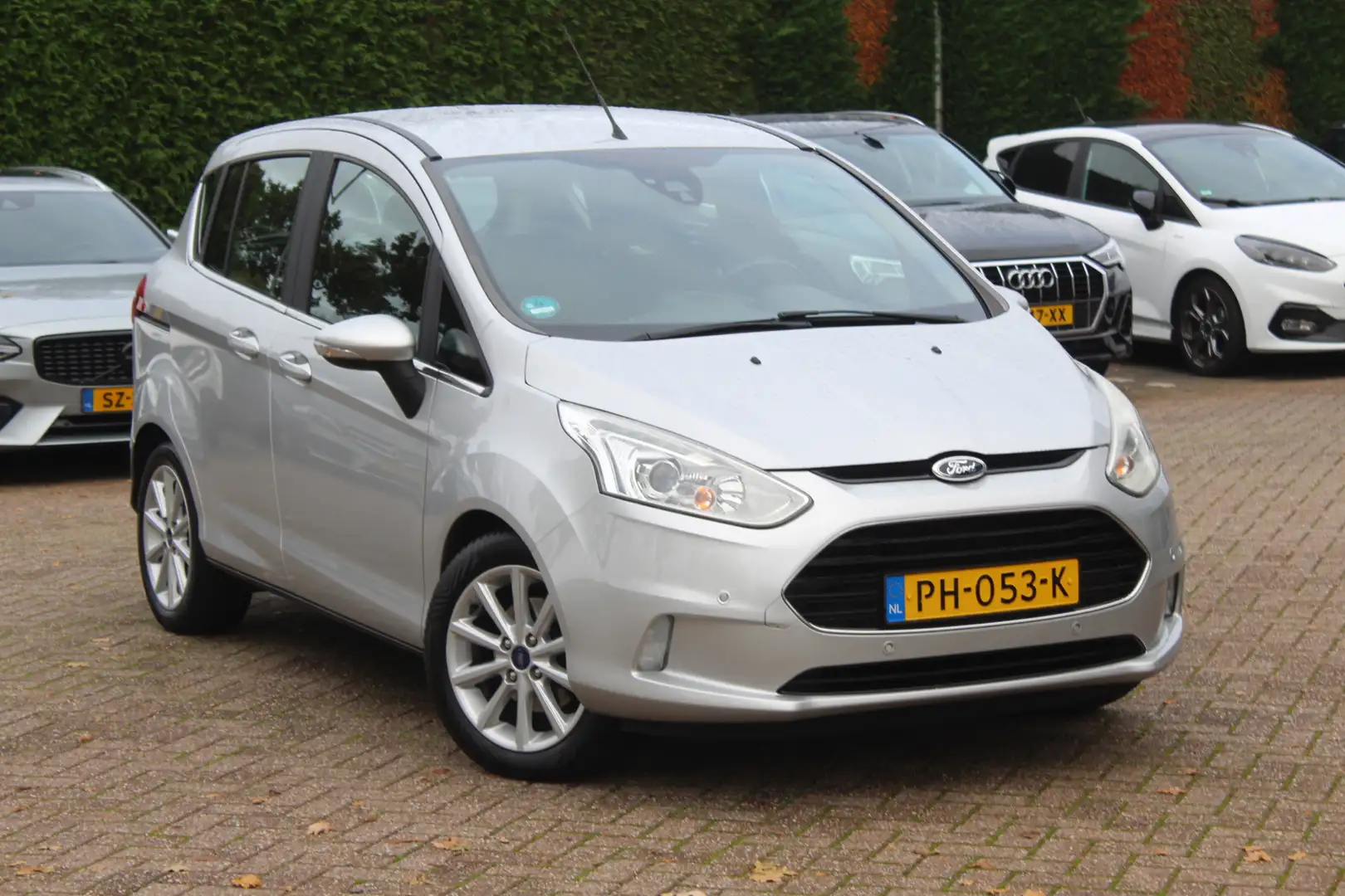 Ford B-Max 1.0 EcoBoost Titanium / Trekhaak / Camera / Naviga Grijs - 1
