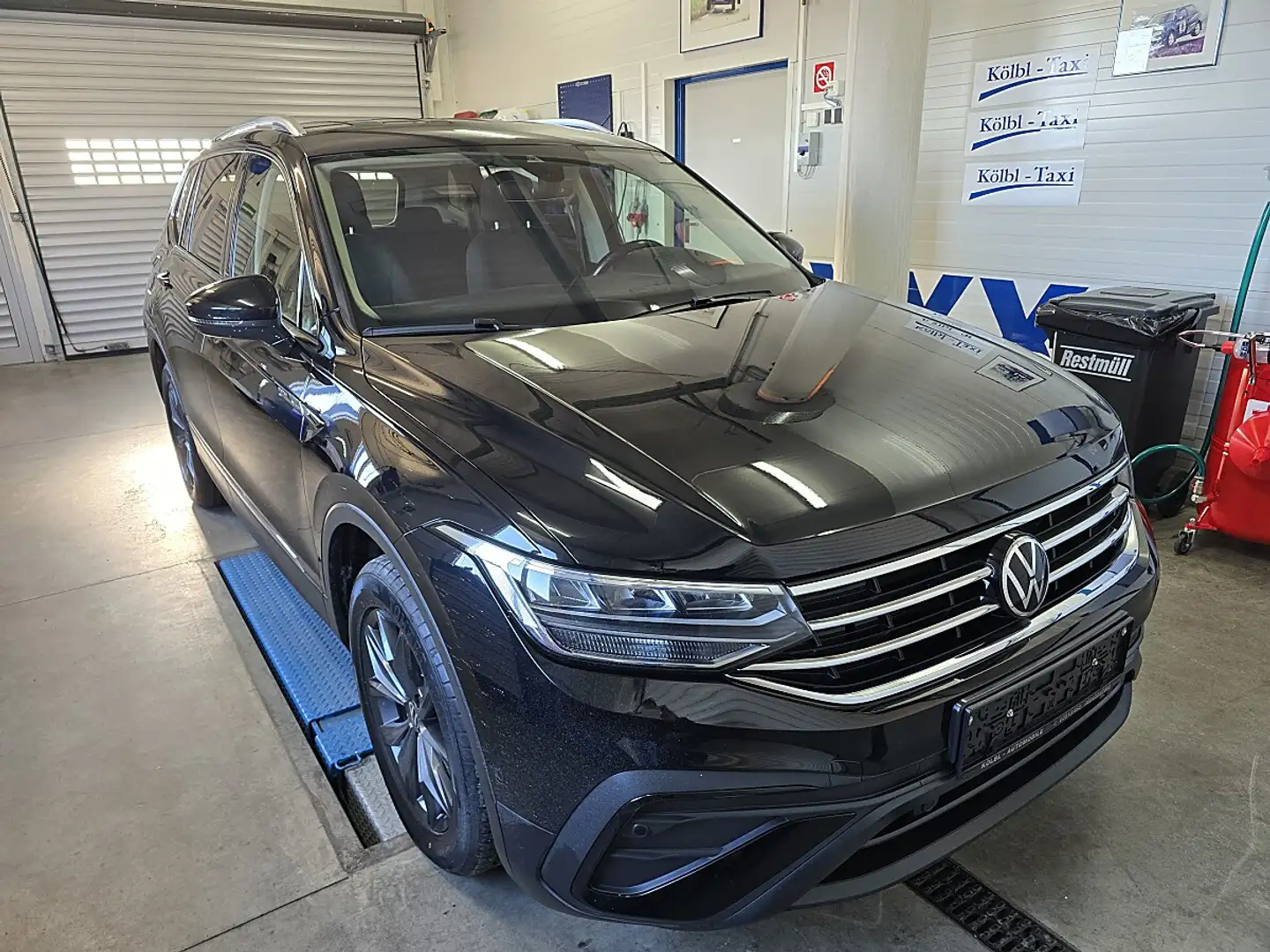 Volkswagen Tiguan Allspace Tiguan 2,0 TDI SCR DSG 4Motion Allspace Life Schwarz - 1