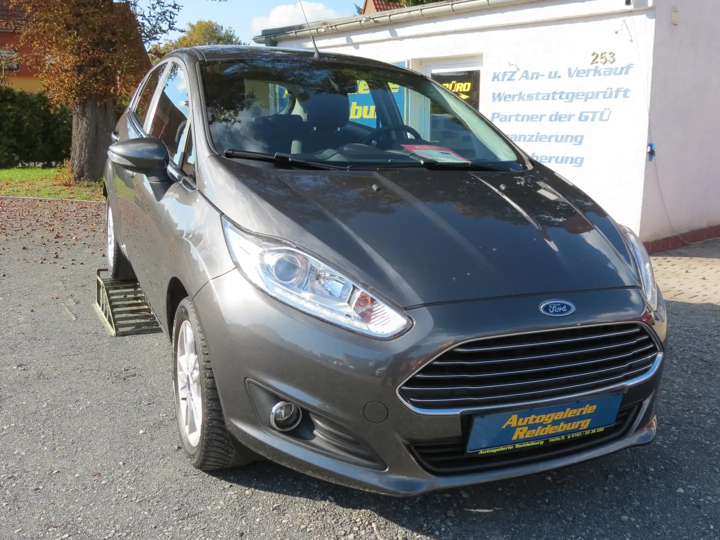 Ford Fiesta Titanium Erst 48Tkm!! SHZ.!! FSH!! TOP!! Grau - 1