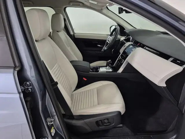 Land Rover Discovery Sport view 3