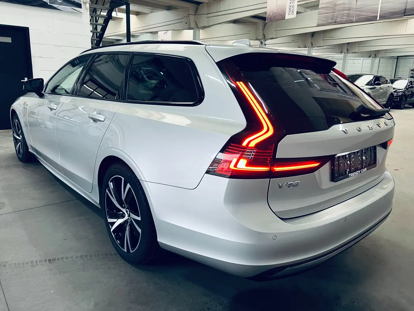Volvo V90 2.0 T6 AWD PHEV R-Design+HUD+PANO+CARNET+GARANTIE Grau - 2