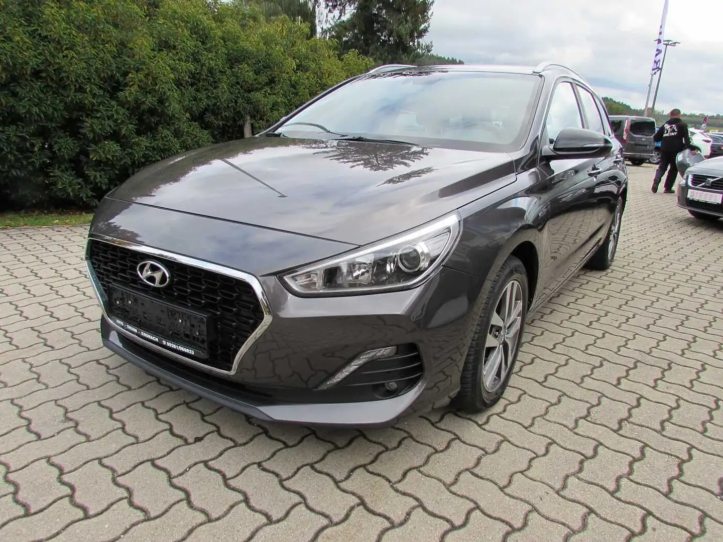 Hyundai i30 Kombi 1.6 CRDI YES! 'Navi/SHZ/AHK' Gris - 1