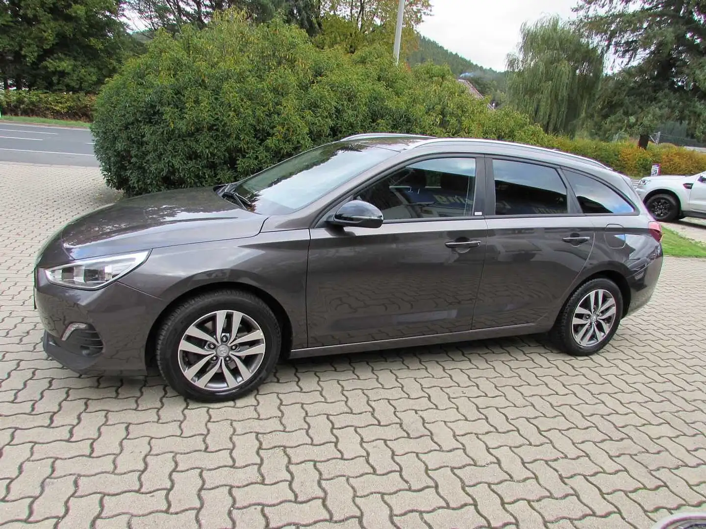 Hyundai i30 Kombi 1.6 CRDI YES! 'Navi/SHZ/AHK' Gris - 2