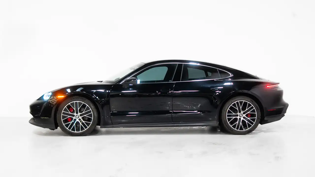 Porsche Taycan снимка Porsche Taycan