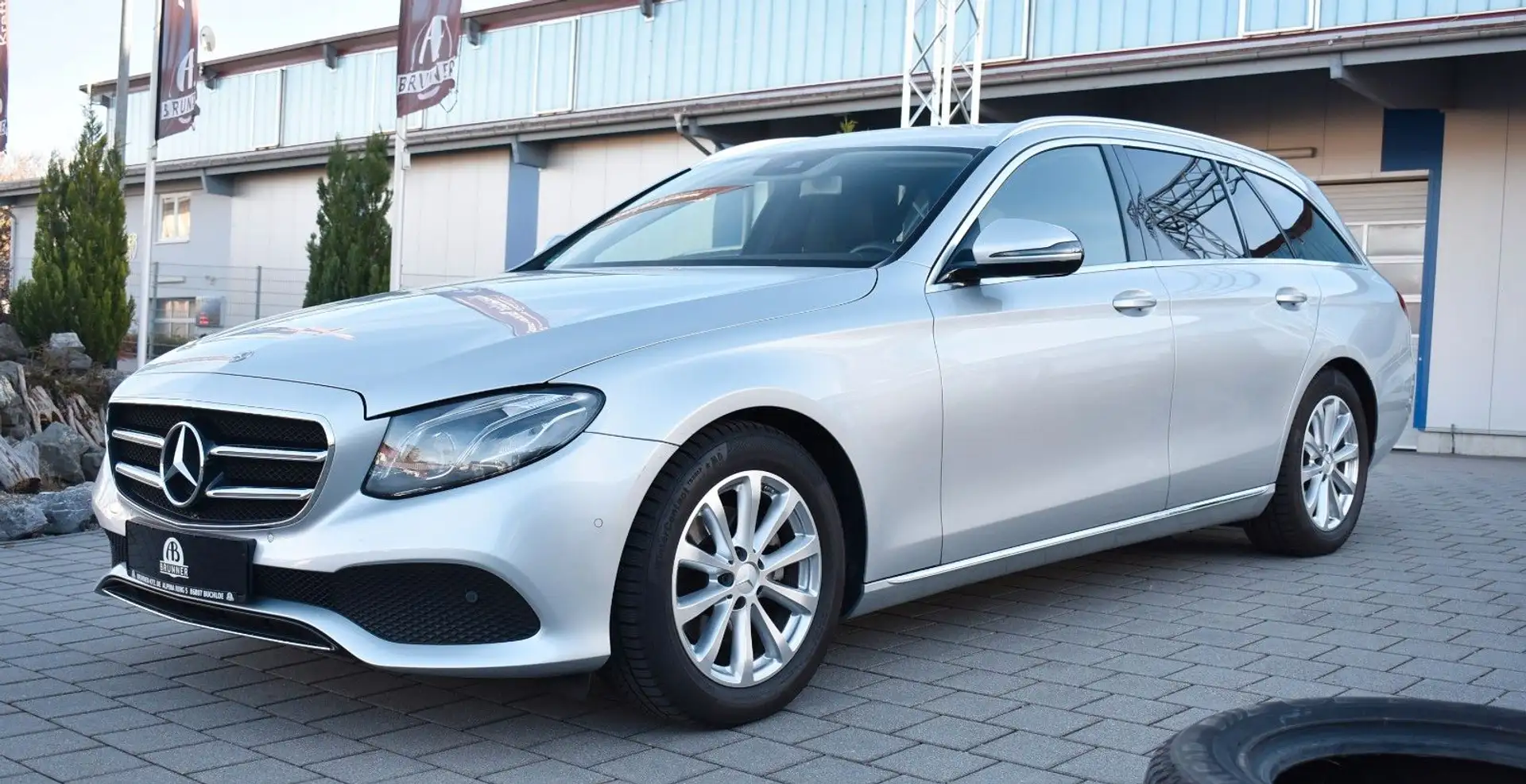 Mercedes-Benz E 200 E T-Modell E 200 AHK / Avantgarde Argent - 2