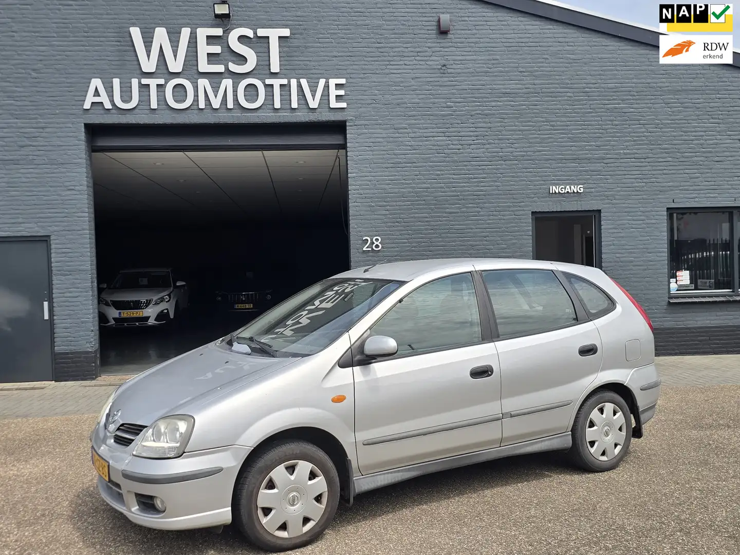 Nissan Almera Tino 1.8 Visia Grau - 1