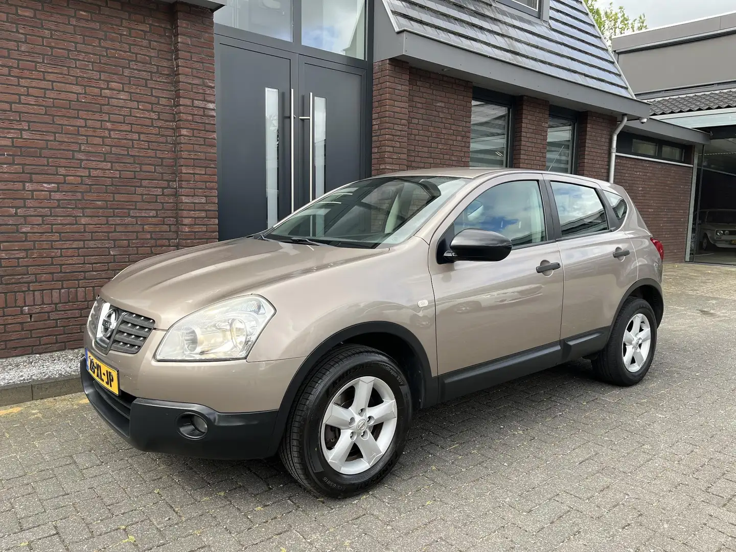 Nissan Qashqai 1.6 Visia APK TOT 5-2026 Bruin - 1