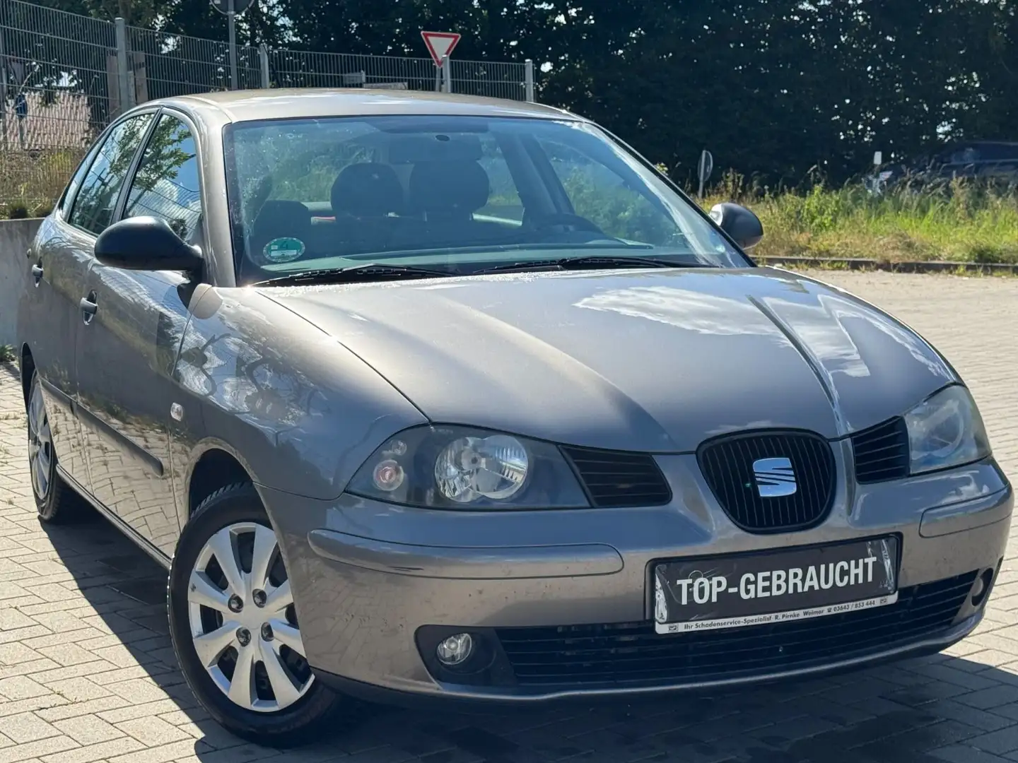SEAT Ibiza 1.4 Fresh+KLIMA+8 x bereift+TÜV b. 02.2026 Grau - 2