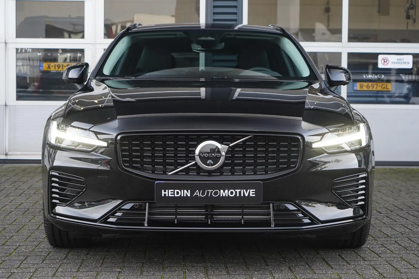Volvo V60 2.0 T6 Plug-in hybrid AWD Plus Dark | Glazen schui Schwarz - 2
