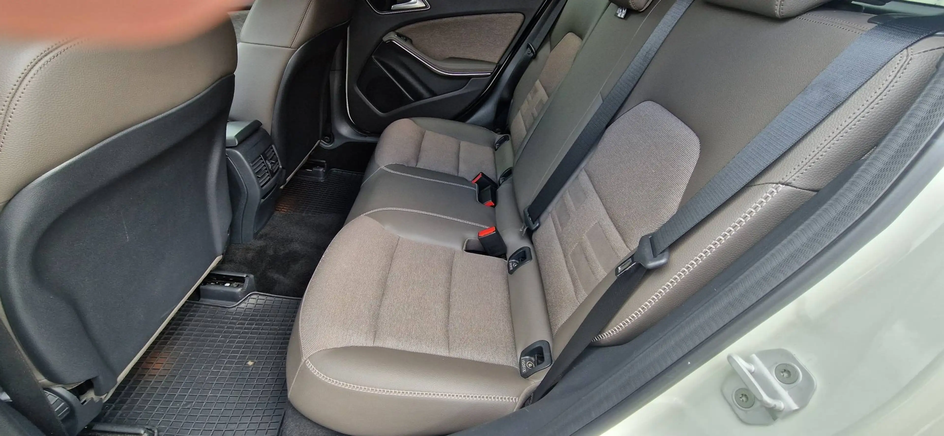 Mercedes-Benz GLA 200 Edition Lifestyle 4 Matic — photo 9