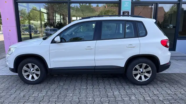 Volkswagen Tiguan view 3
