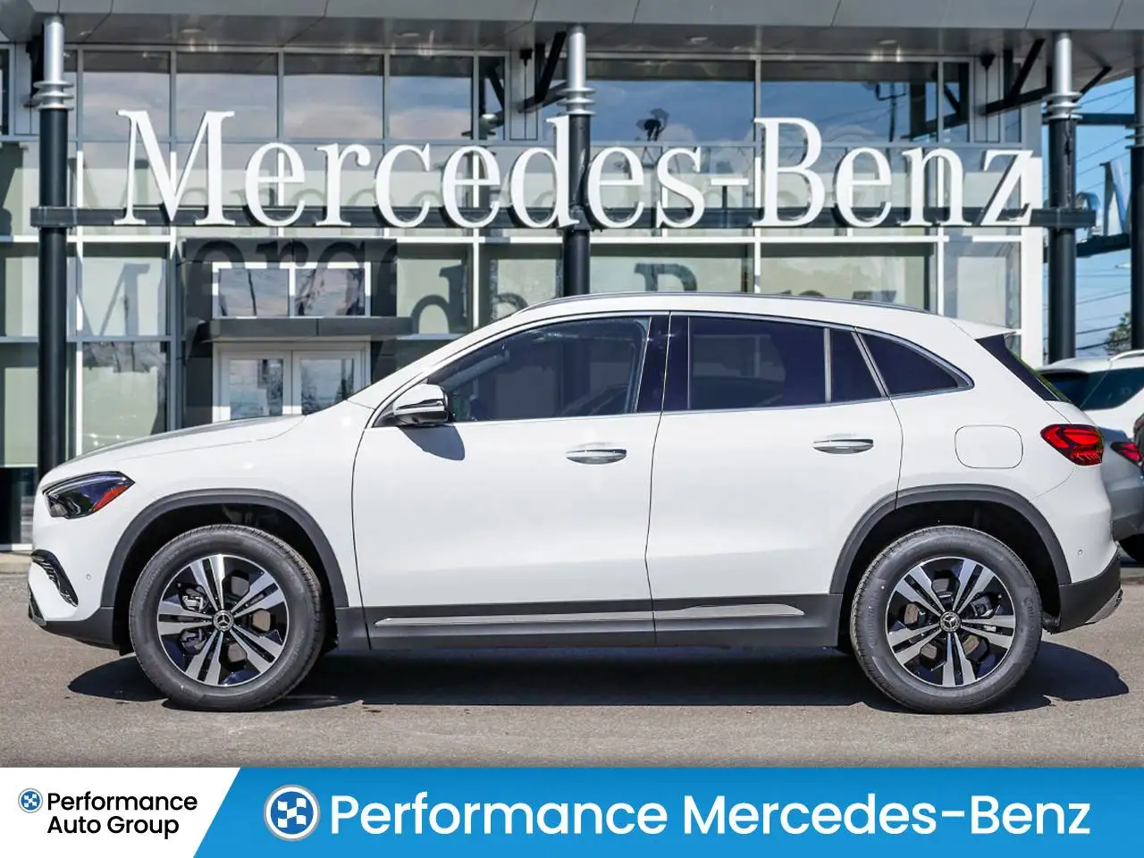 Mercedes-Benz GLA снимка Mercedes-Benz GLA
