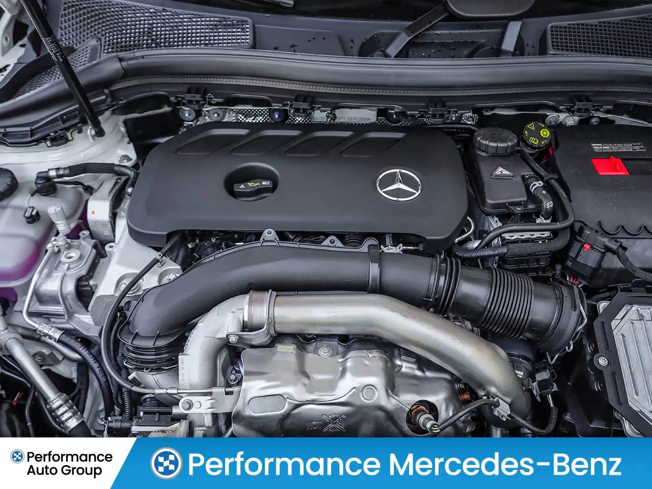 Mercedes-Benz GLA снимка Mercedes-Benz GLA