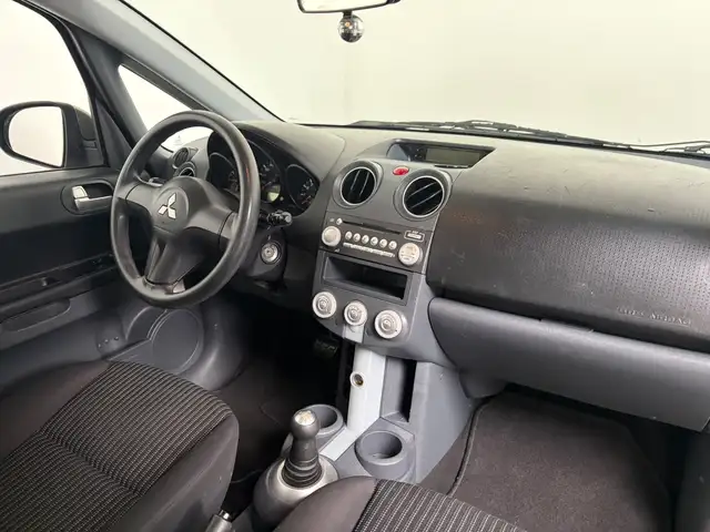 Mitsubishi Colt view 4