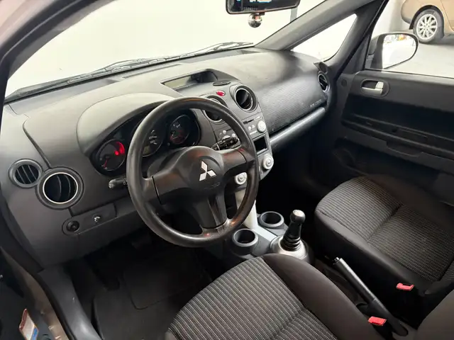 Mitsubishi Colt view 6