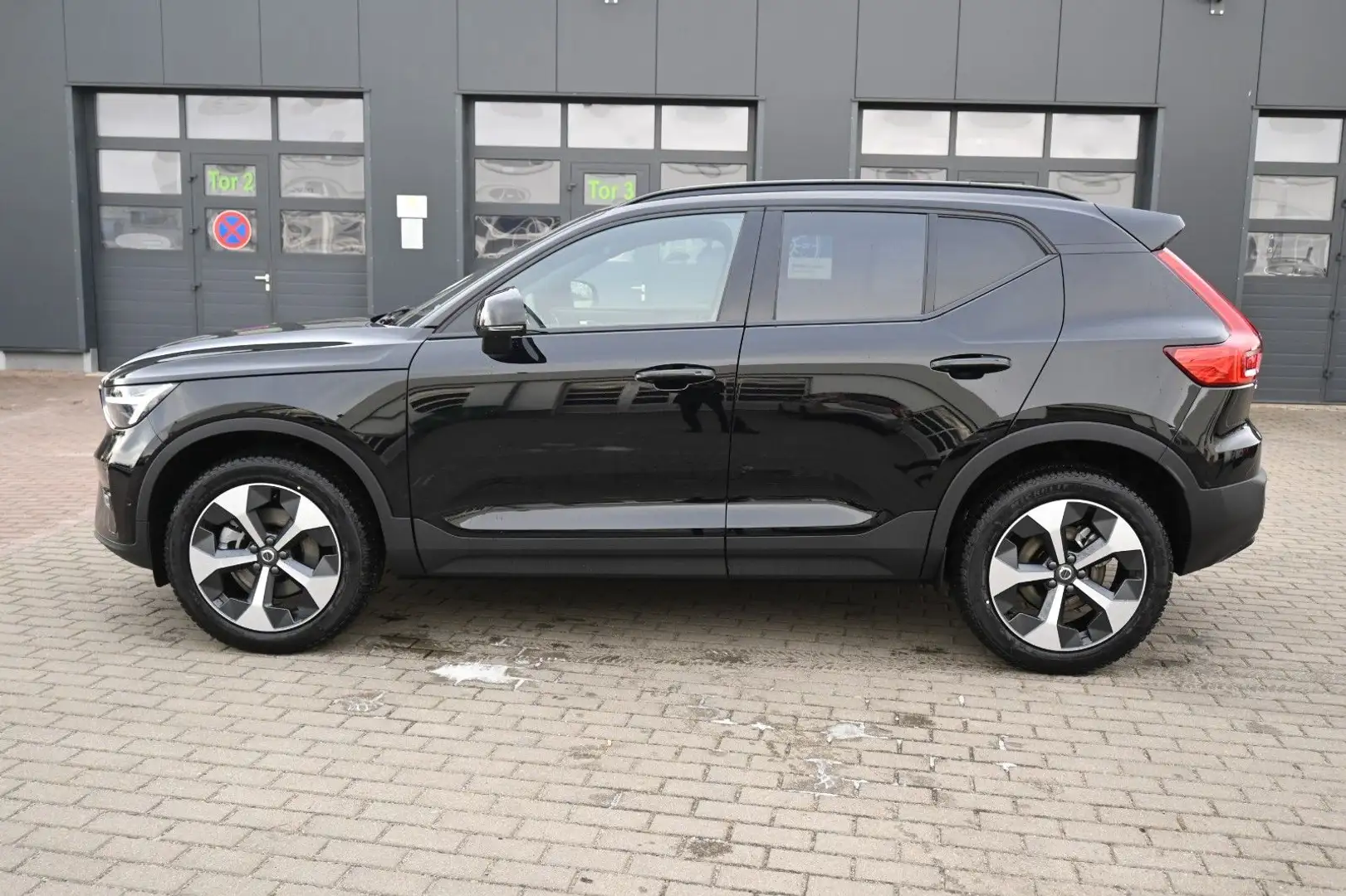 Volvo XC40 B4 DKG Ultra Dark*360°*PANO*ACC*Allwetter Schwarz - 2
