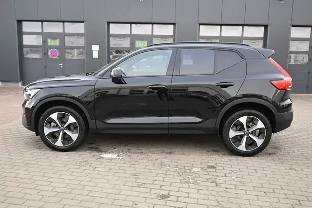 Volvo XC40 view 2