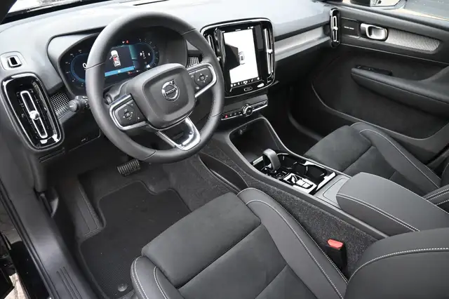 Volvo XC40 view 12