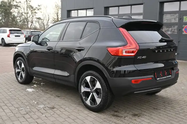 Volvo XC40 view 3