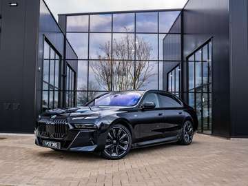 xDrive60 - MSport - B&W - Theatre screen - Massage