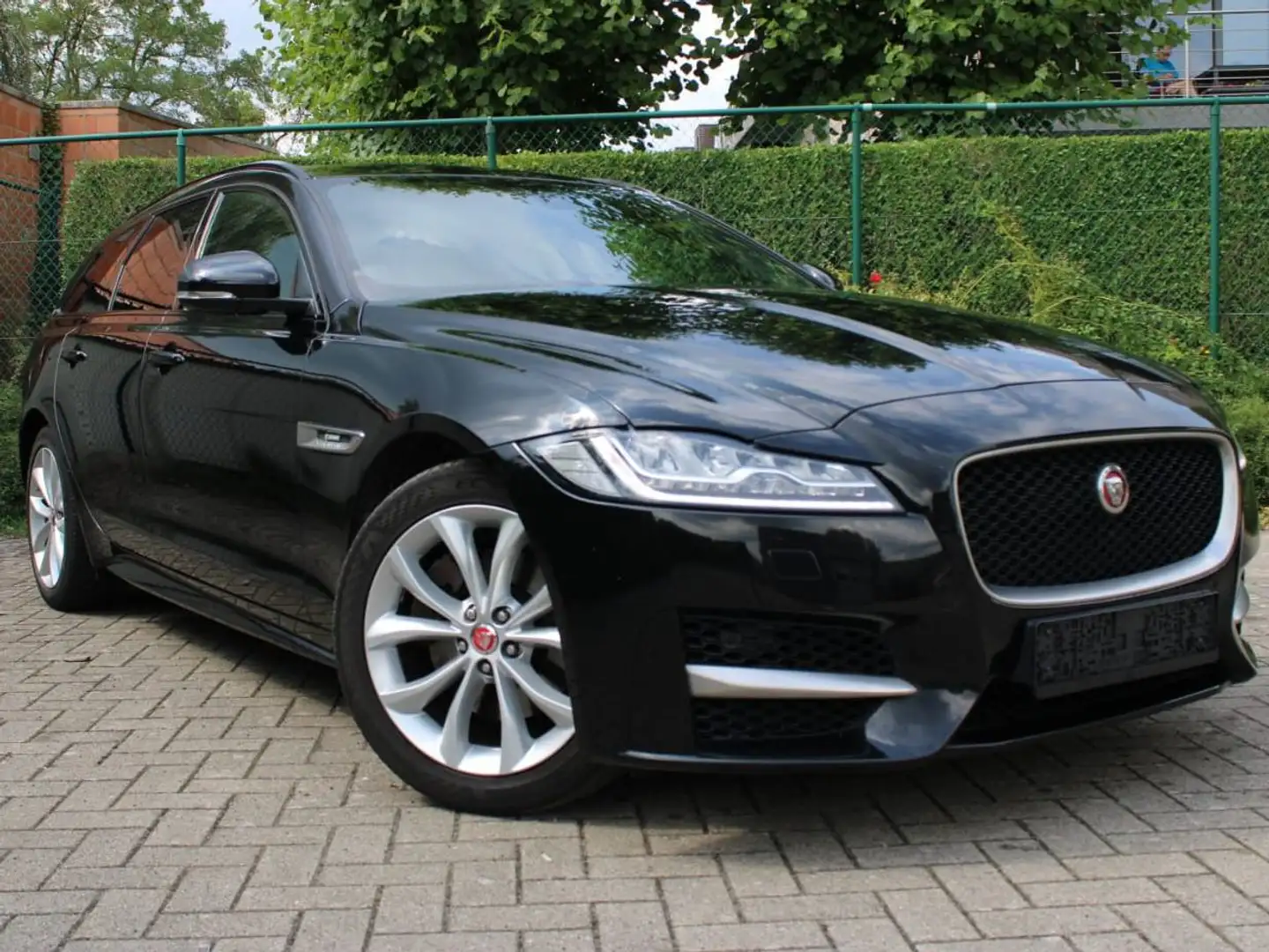 Jaguar XF XF 20d AWD Sportbrake Aut. R-Sport Zwart - 1