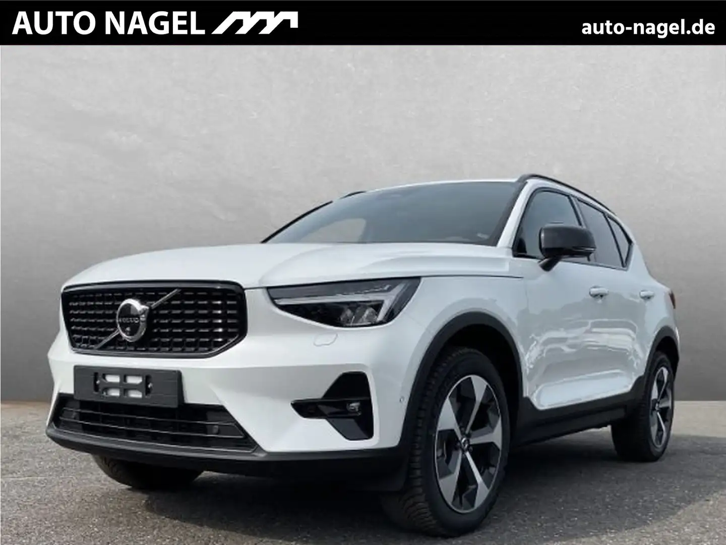 Volvo XC40 B3 Benzin MHEV Plus Dark PANO 360°ACC Biały - 1