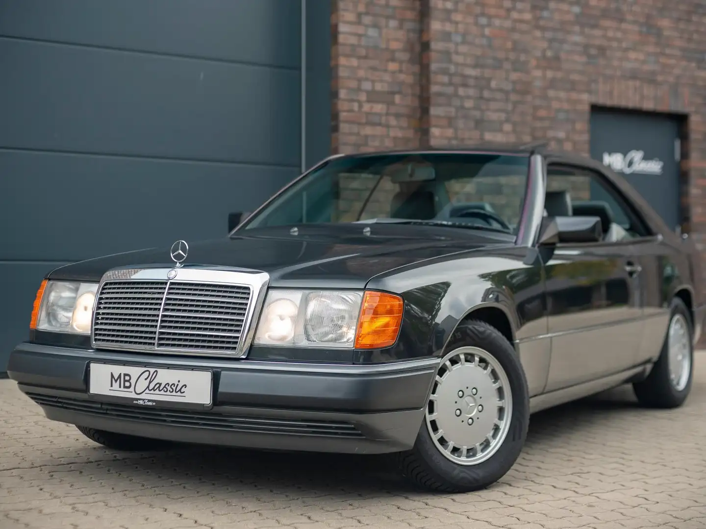 Mercedes-Benz 300 CE-24, Autm., 89tKM, Erstlack, H-Zul., Scheckheft Schwarz - 1